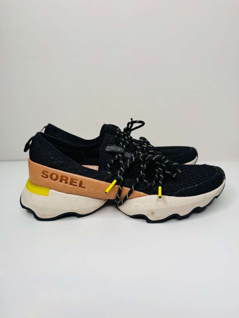 Sorel Kinetic Impact Black Lace Up Sneakers Tan Yellow Accents Womens 9 19421110